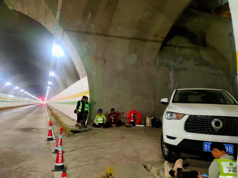 墨臨高速泰和隧道起重機(jī)施工人員